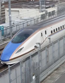 新幹線で赴任地へ向かうイメージ写真
