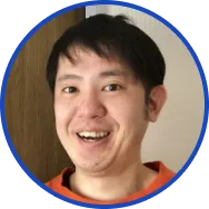 穏やかに話す表情の男性